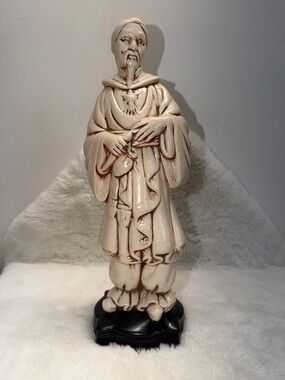 Beige Ceramic Standing Emperor  Figurine - Decorative Home Art 🖼️ 9.5”x3.5”